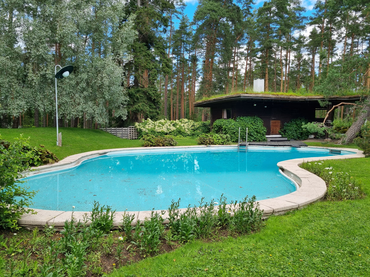 The free-form swimming pool at Villa Mairea in Noormarkku, Finland, designed by Alvar and Aino Aalto and completed in 1939. Photo by Mikkoau, CC BY-SA 4.0