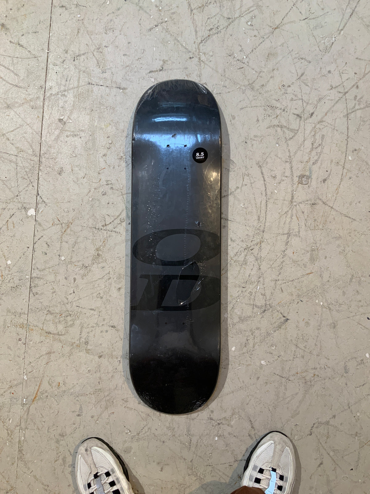 Hardbody OD Stacked Logo Black Deck 8.5"