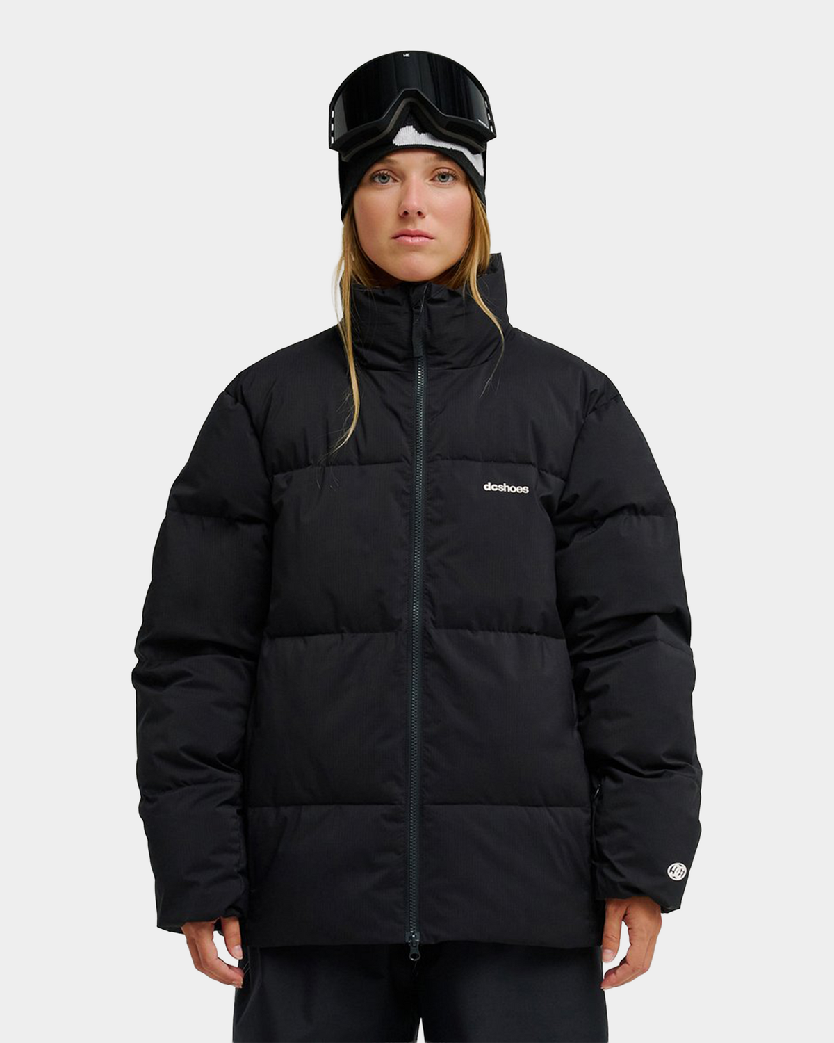 DC Trackstar 10K puffer jacket in black, a technical snow jacket with a two-way front zip and adjustable hem