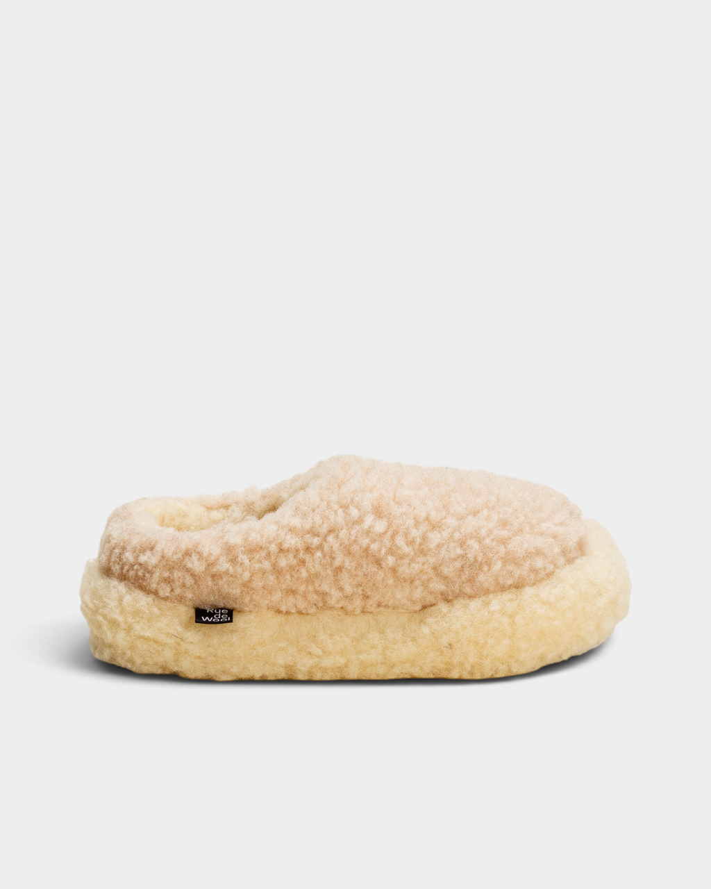Rue De Wool The Nordic Low slipper in desert brown curly wool with a natural wool rim, side view