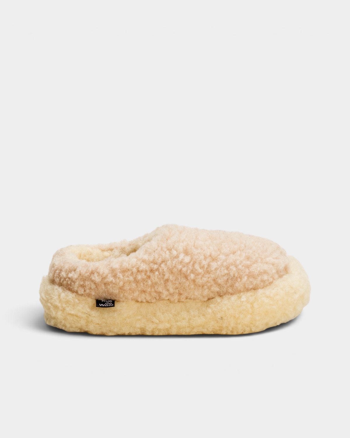 Rue De Wool The Nordic Low slipper in desert brown curly wool with a natural wool rim, side view