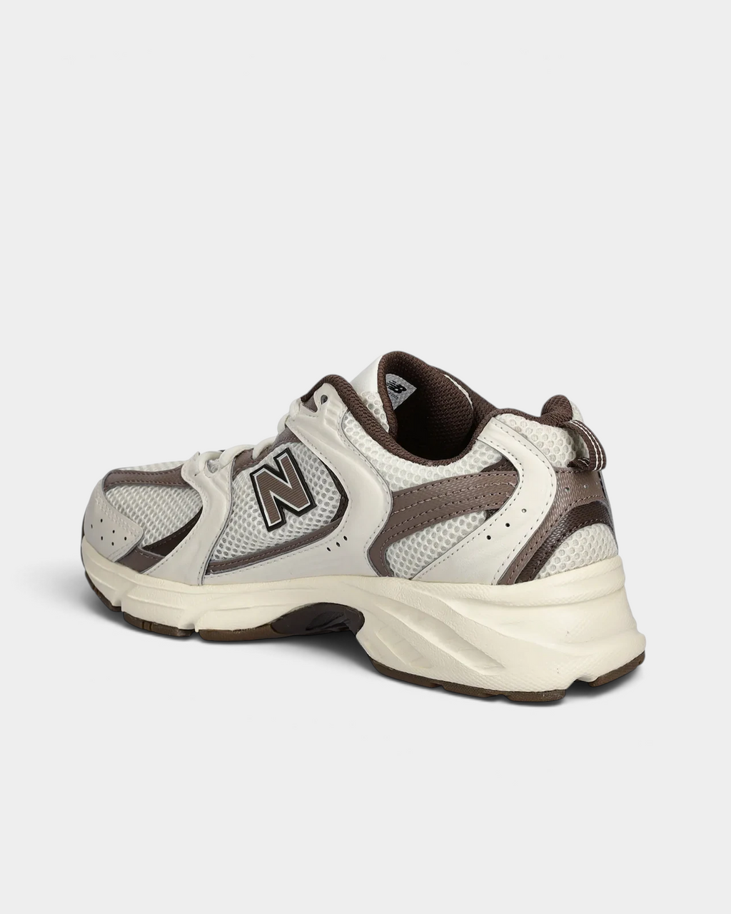 Rear three-quarter view of the New Balance 530 in turtledove and angora, with the mushroom brown heel and collar lining
