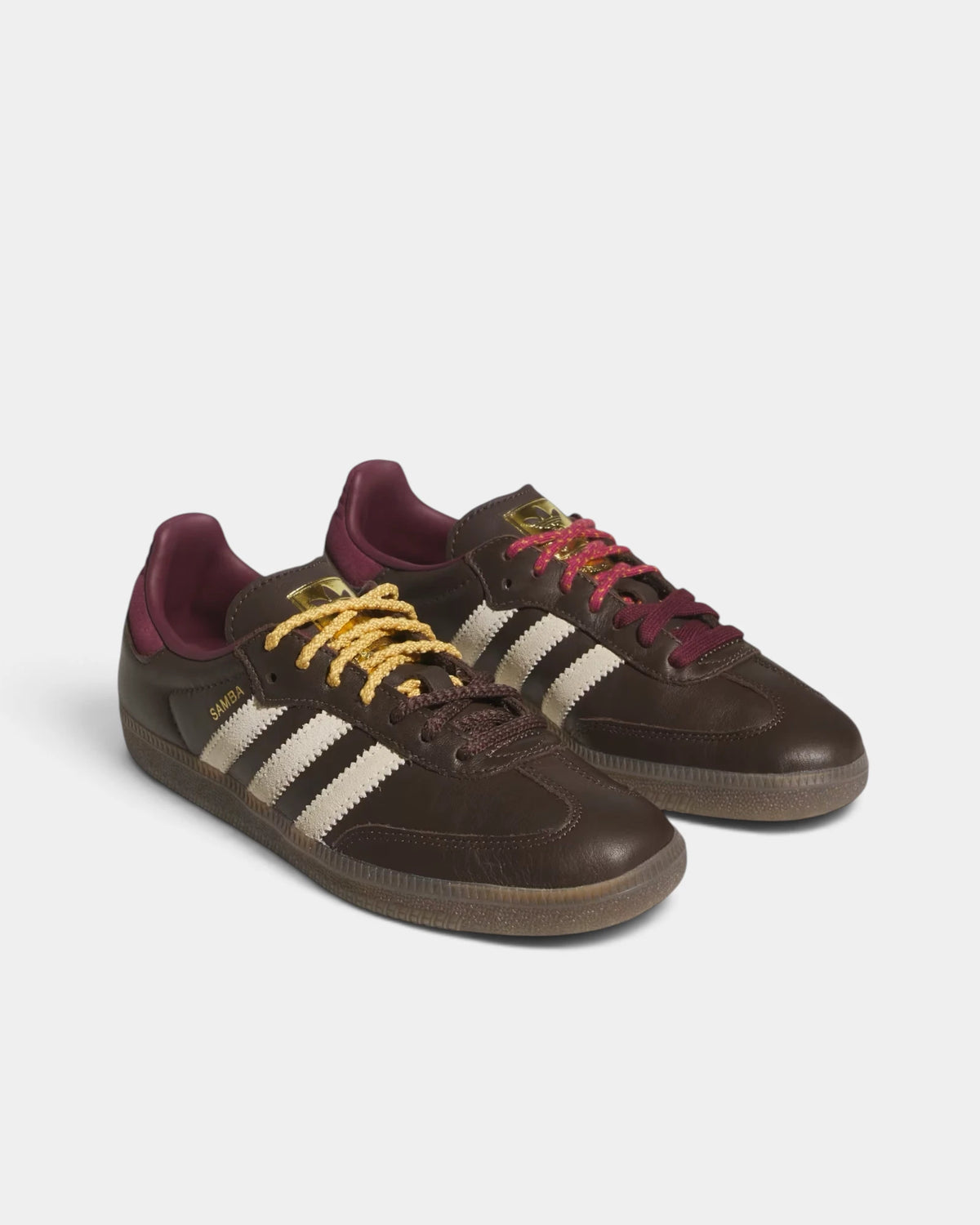 Lockwood Avenue adidas Samba OG W shoes in brown leather seen from the front, both gold-laced with cream 3-Stripes