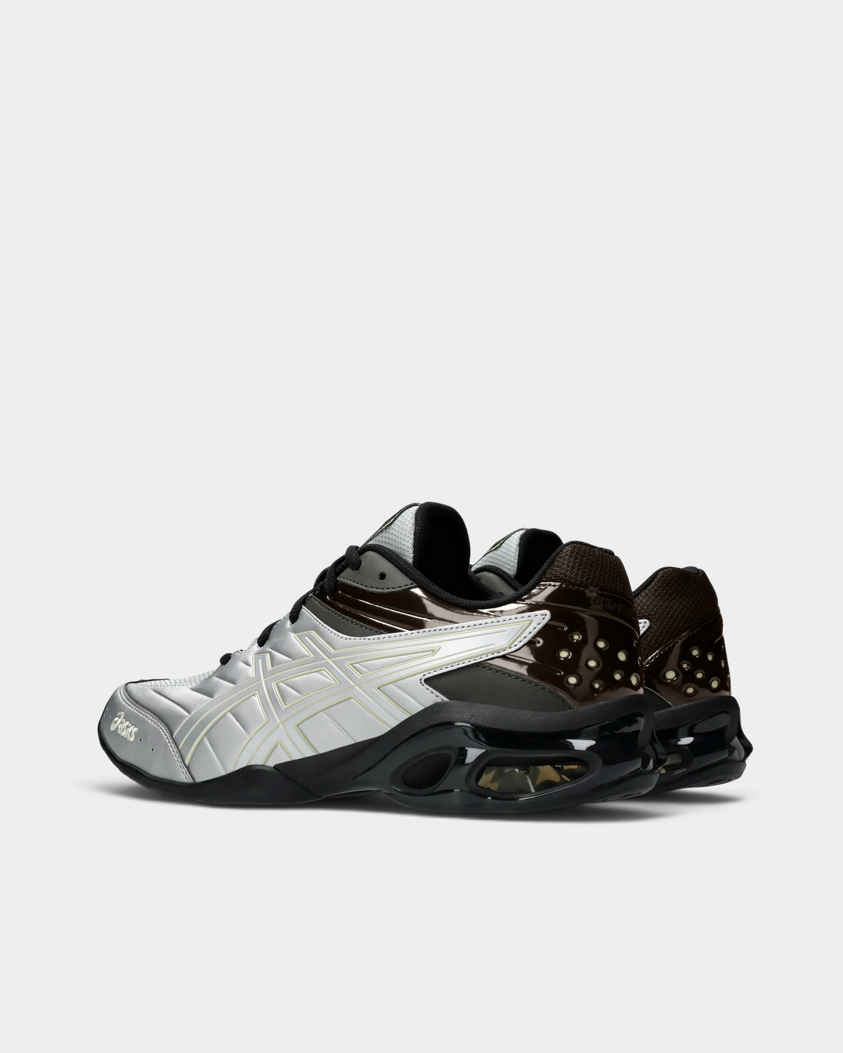 Asics GEL-Kinetic FR Shoes in Pure Silver/Black Coffee, pair from the inner side: silver upper with metallic stripes, glossy brown heel panels and the black GEL sole
