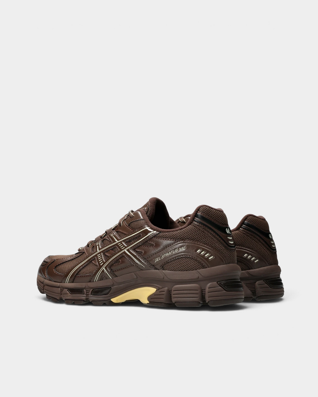 Asics GEL-Stratus MC Shoes in Brown Storm, pair from the inner side: cream-tan stripes over the brown upper, GEL-STRATUS MC lettering on the heel panel and the pale yellow GEL window