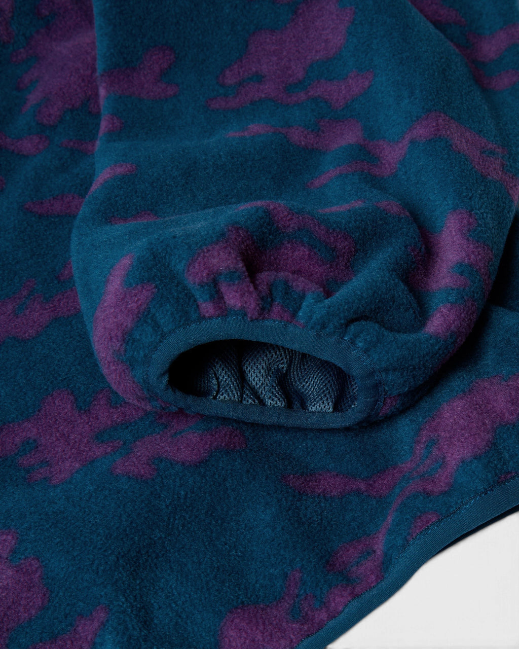 by Parra Purple Darwin Camo Fleece - Blue, close-up of the elasticated cuff