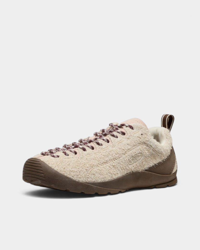 Keen Jasper Shoes in Birch/Cameo Rose, three-quarter view of the right shoe, cream suede with a brown rand and outsole, a dusty pink heel patch and speckled laces