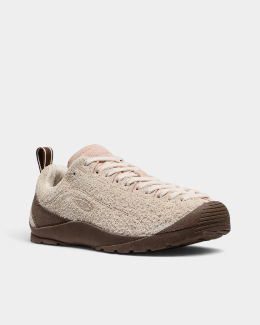 Keen Jasper Shoes in Birch/Cameo Rose, close-up on the upper and the lacing, cream suede with a brown rand and outsole, a dusty pink heel patch and speckled laces