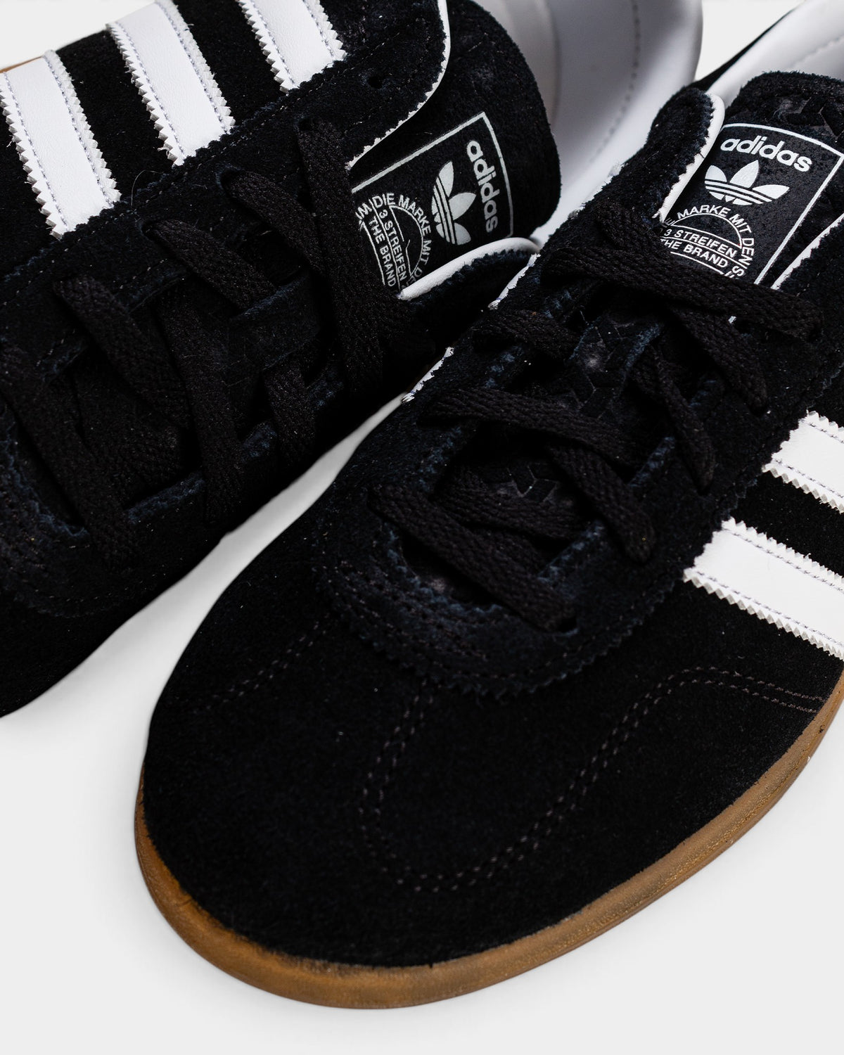 Lockwood Avenue adidas Gazelle Lo Pro W sneakers in core black leather with white stripes and a low-profile gum sole.