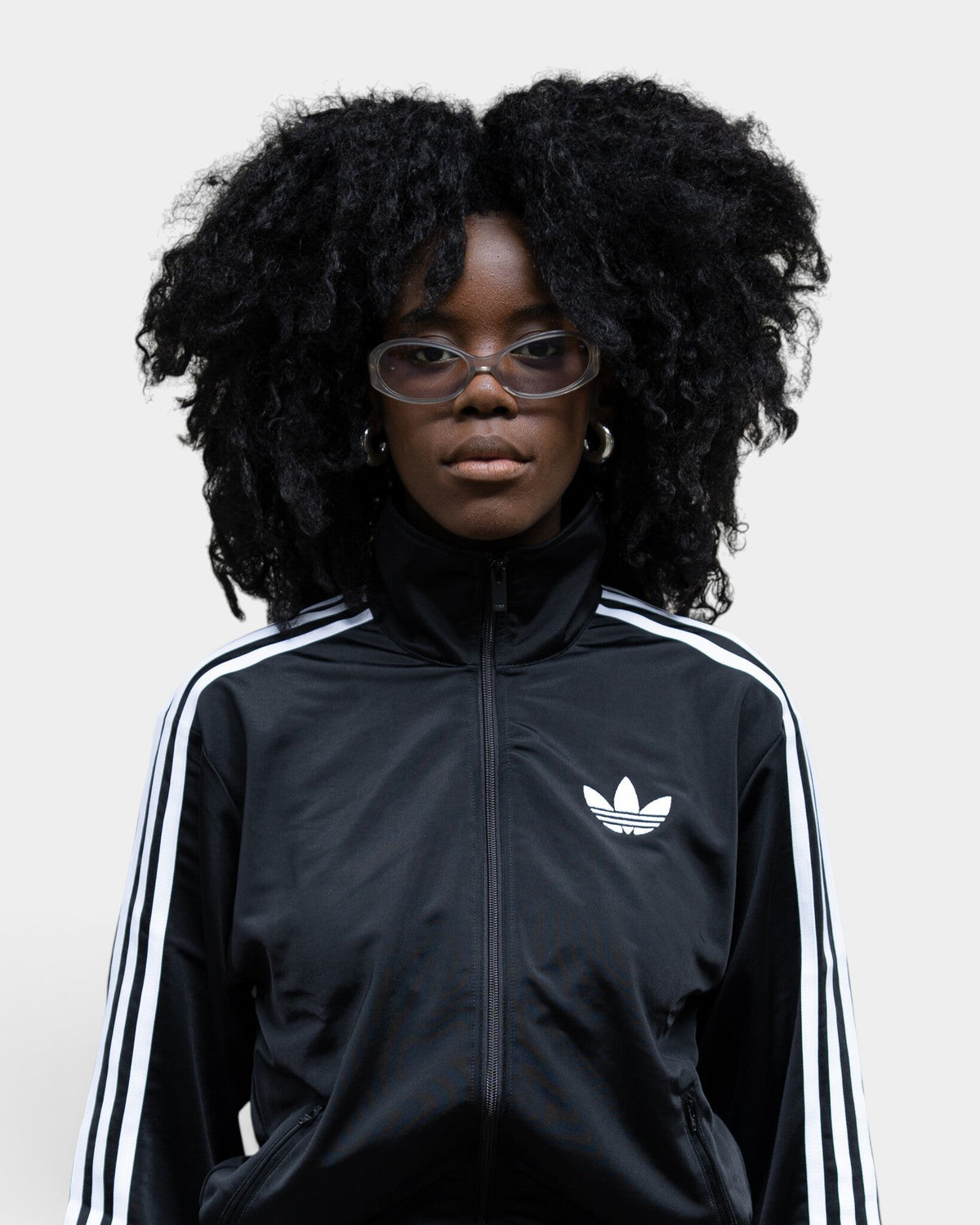 Lockwood Avenue Flatlist Opel sunglasses with gray acetate frames and smoke-tinted lenses worn by a model
