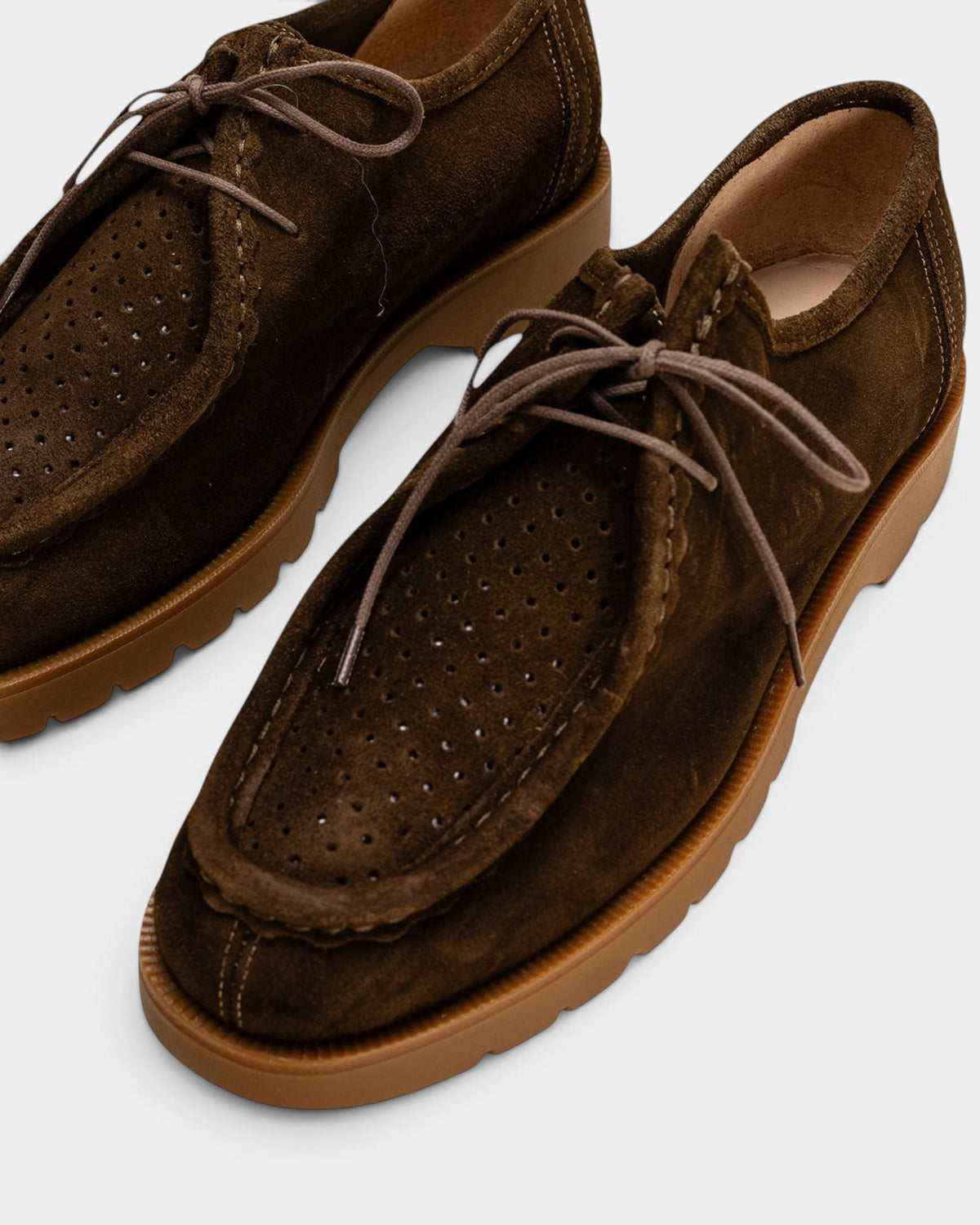 Lockwood Avenue Kleman Padror V Sum khaki suede derby shoes with perforated moc toe and rubber lug sole