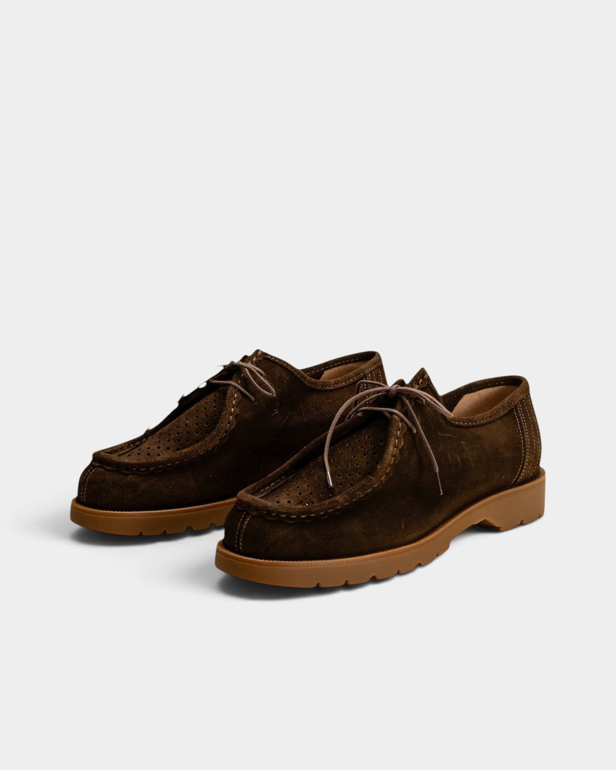 Lockwood Avenue Kleman Padror V Sum derby shoes in khaki resin-treated suede with a rubber lug sole and apron toe.