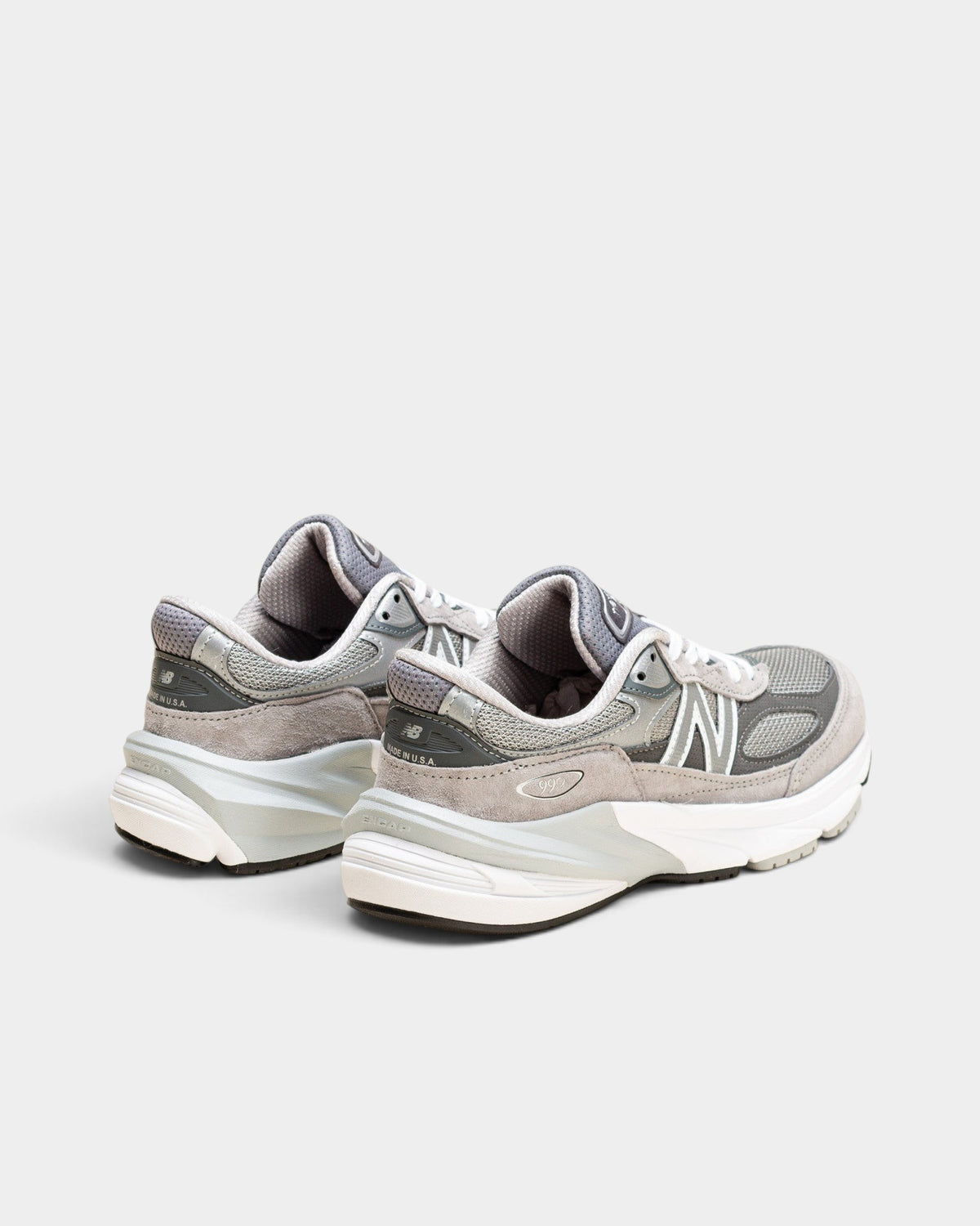 Lockwood Avenue New Balance 990v6 women's sneakers in gray mesh and suede with FuelCell cushioning and TPU heel tab