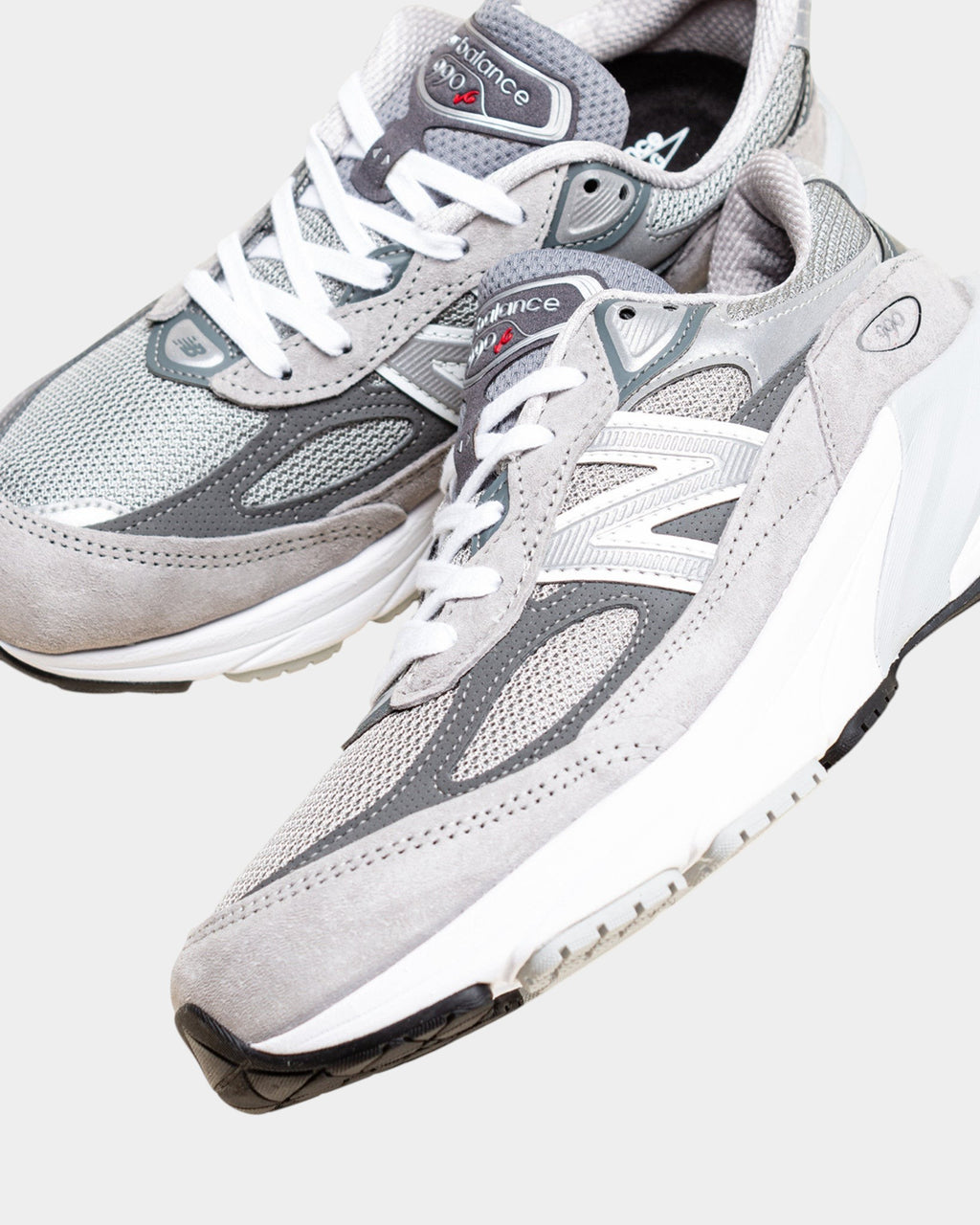 Lockwood Avenue New Balance 990v6 women's sneakers in gray mesh and suede with FuelCell cushioning.