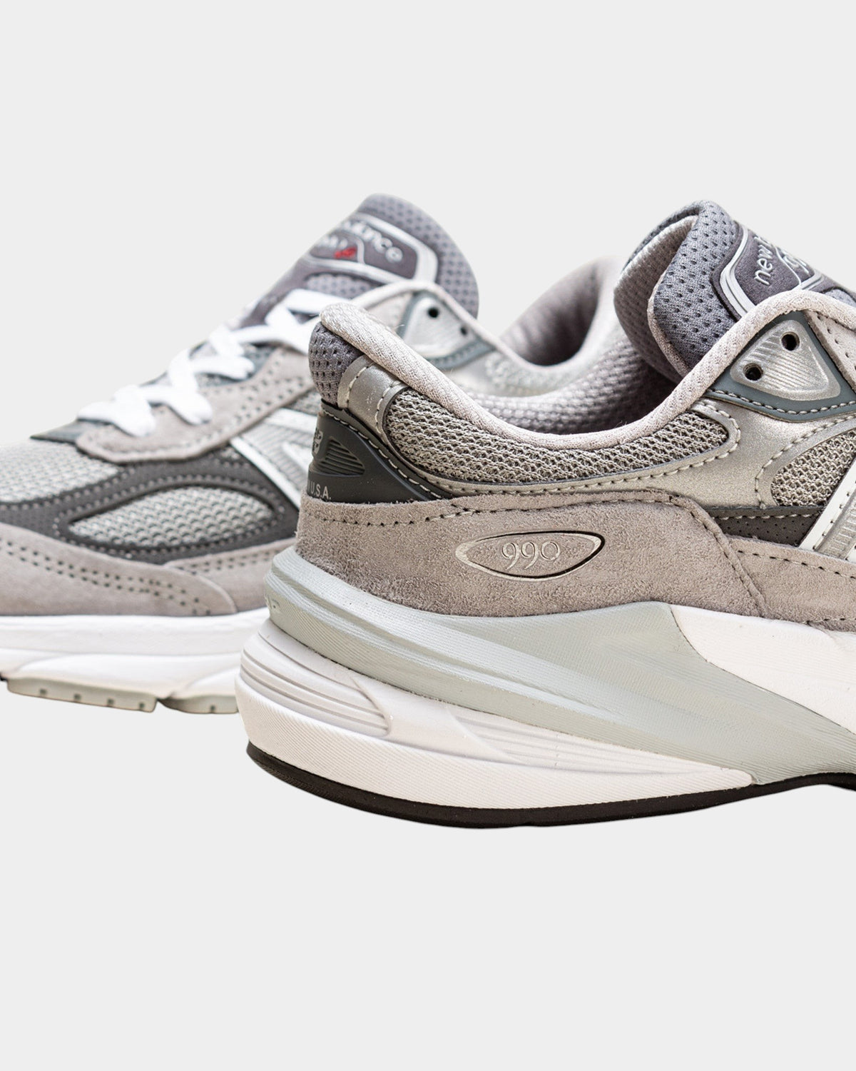 Lockwood Avenue New Balance 990v6 women's sneakers in gray mesh and suede with FuelCell cushioning and TPU heel detail.