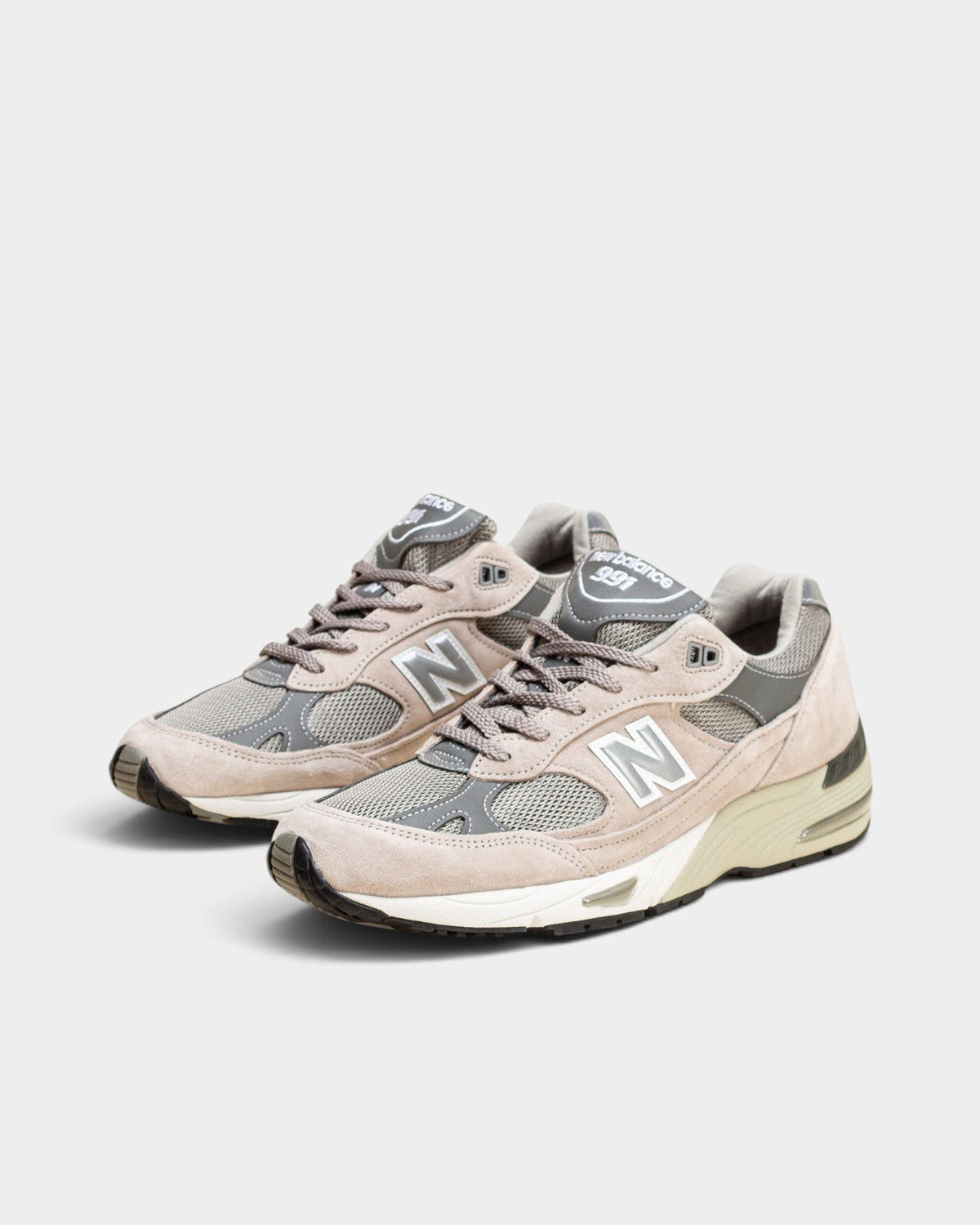 Lockwood Avenue New Balance 991 women's sneakers in gray and silver nubuck, mesh, and suede with ABZORB cushioning.