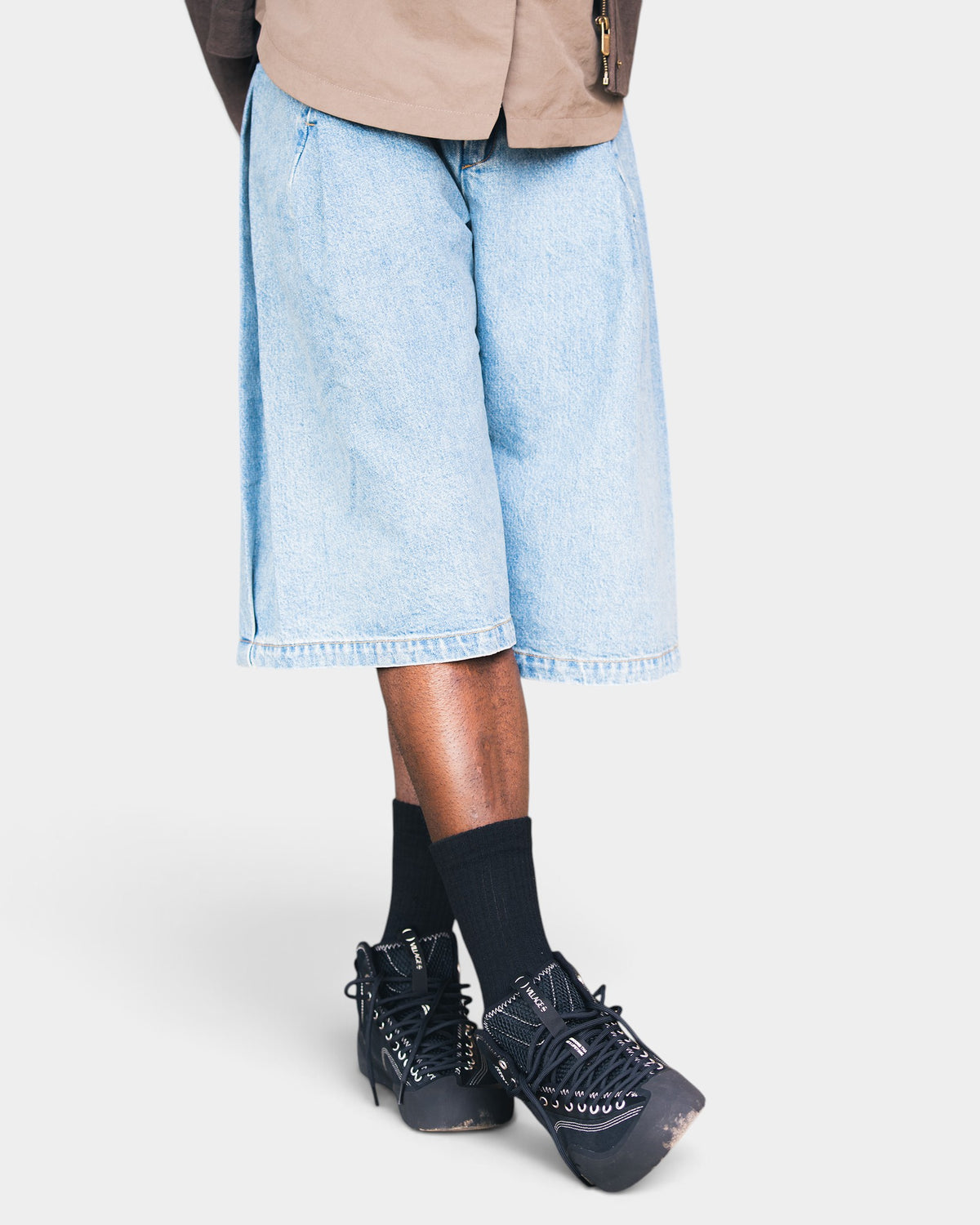 Lockwood Avenue Seventh 410 light blue denim Bermuda shorts with wide leg, side pleats, and knee-length fit.