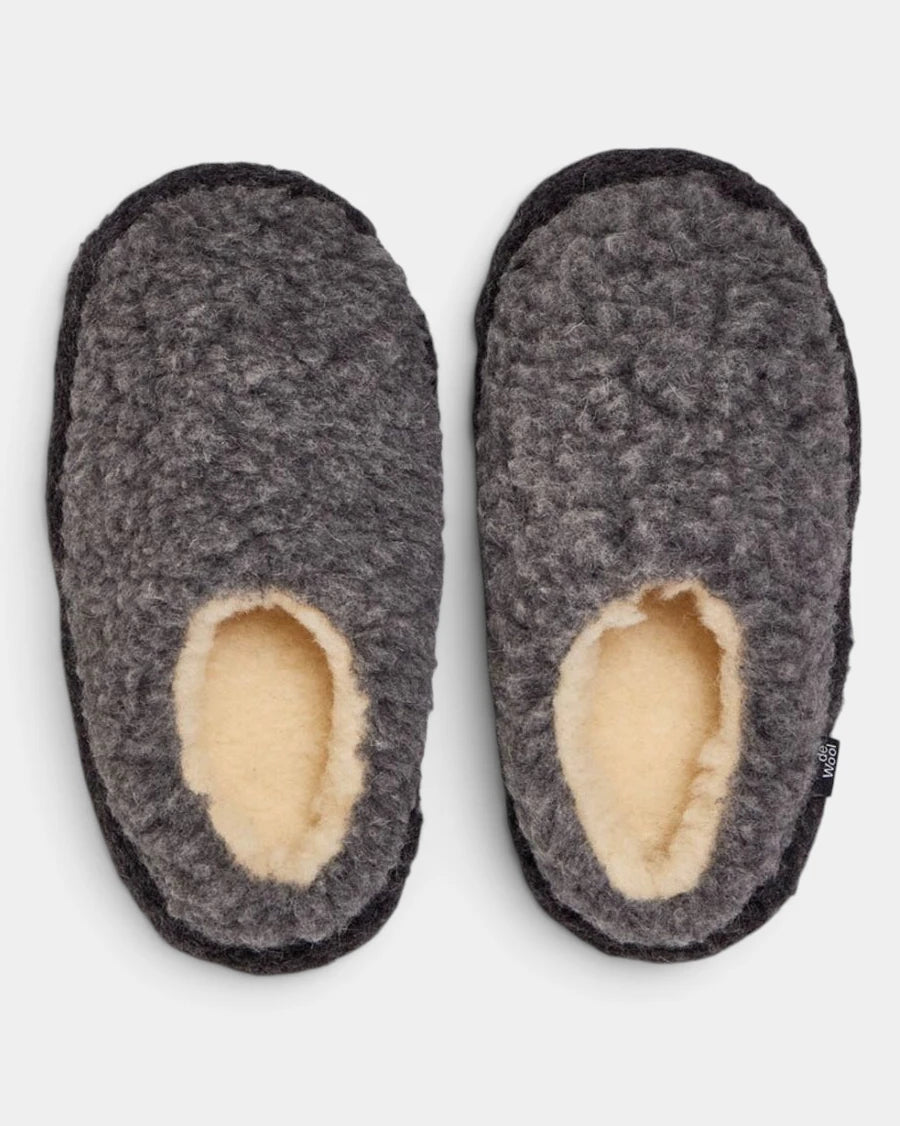 A pair of Rue De Wool The Nordic Low slippers in foggy grey and charcoal black, top view showing the natural wool lining