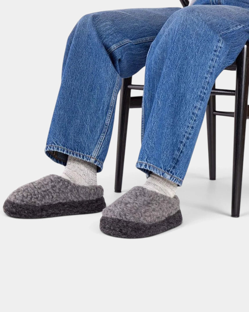 Rue De Wool The Nordic Low slippers in foggy grey and charcoal black, worn with light socks and blue jeans
