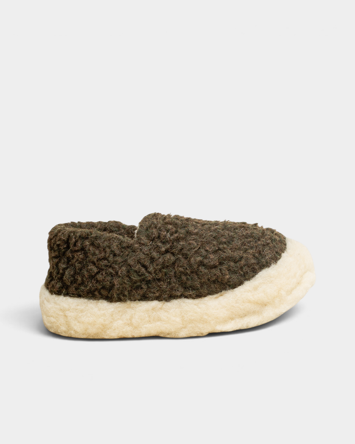 Rue De Wool The Nordic V2 slipper in dark olive green curly wool with a natural wool rim, side view