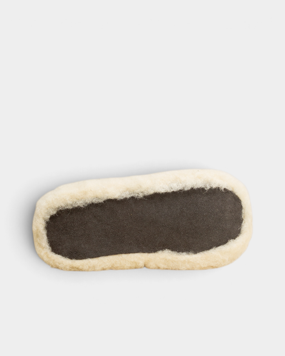 Sole of the Rue De Wool The Nordic V2 slipper, dark leather inside a natural wool rim