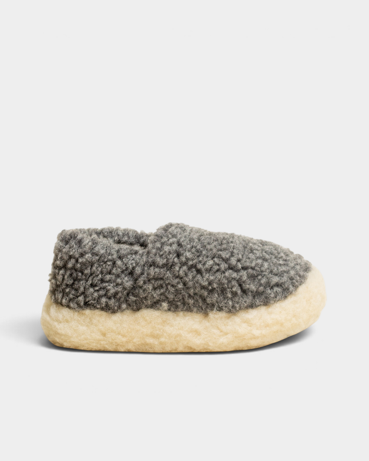 Rue De Wool The Nordic V2 slipper in iron grey curly wool with a natural wool rim, side view