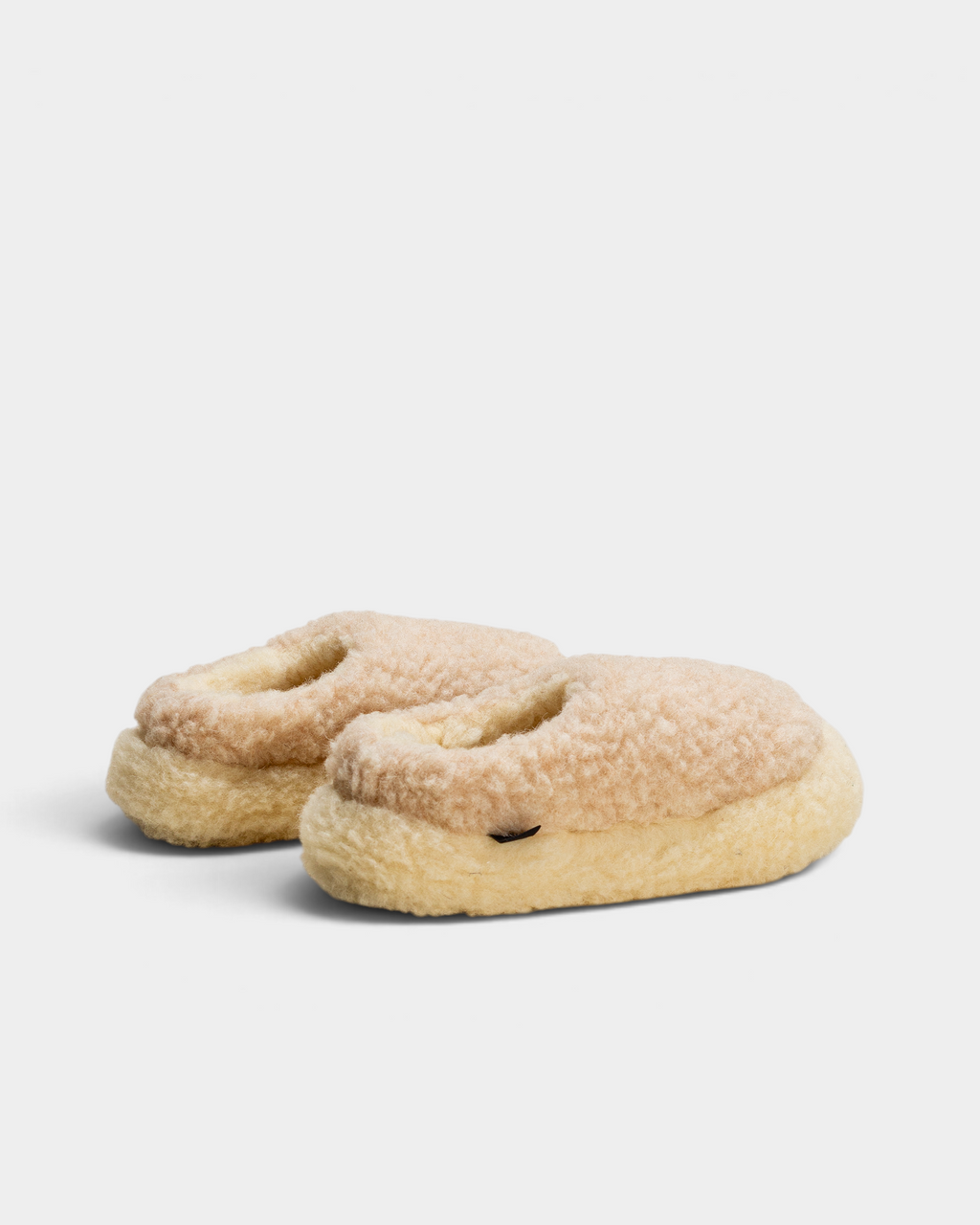 A pair of Rue De Wool The Nordic Low slippers in desert brown and natural, side by side